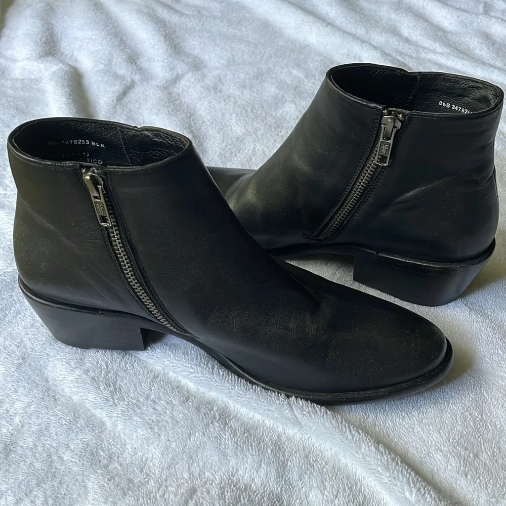FRYE Carson Piping Bootie Like New!! Black Size 8 1/2